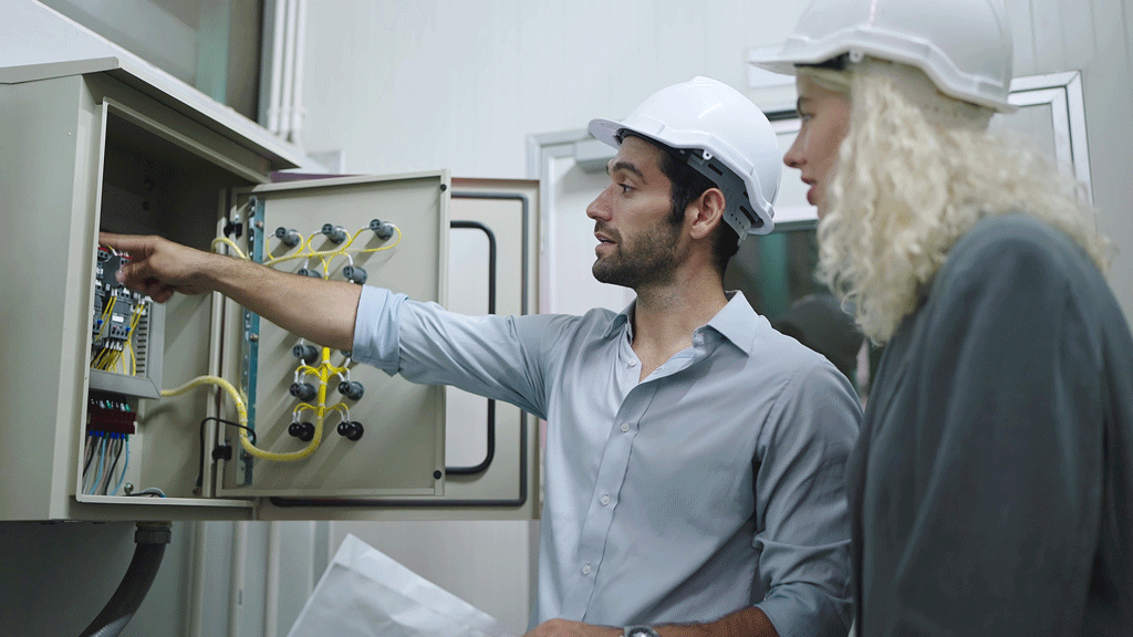 Formateur préparant une session de formation habilitation électrique avec supports